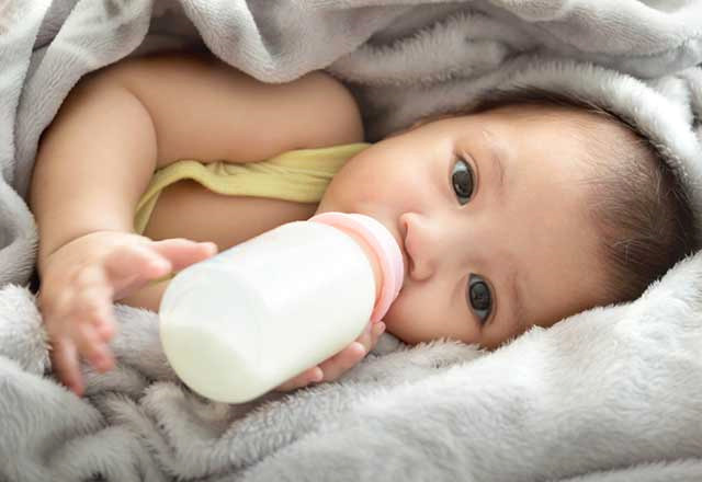Bebeklere İnek Sütü Verilir Mi?
