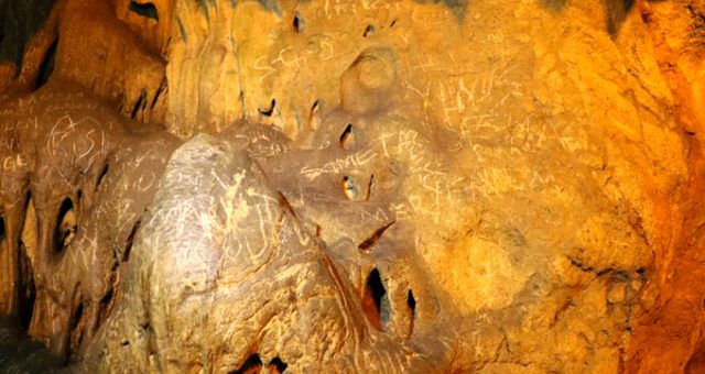 70 milyon yıllık mağaranın duvarlarına yazı yazarak zarar verdiler