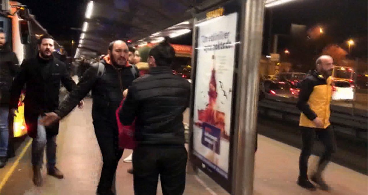 Metrobüste bir kadını taciz eden şüpheli yolcular tarafından dövüldü