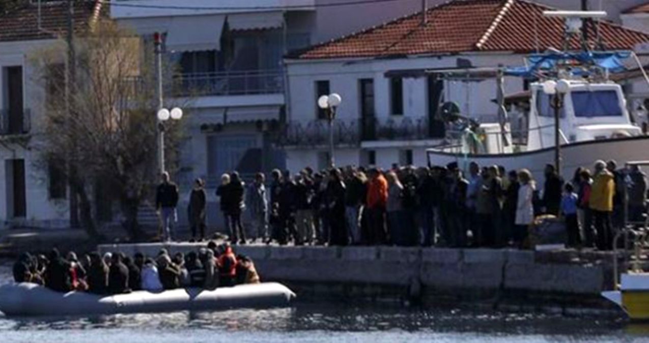 Midilli’de halk, mültecilerin kıyıya çıkmasına engel oldu