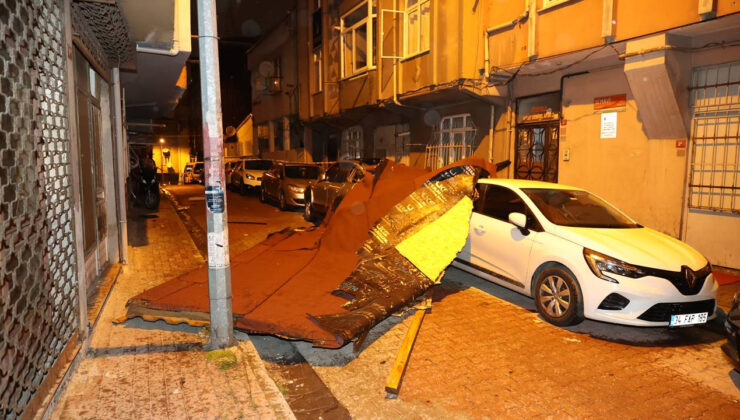 İstanbul’da lodos: Çatılar uçtu, araçlara ziyan verdi