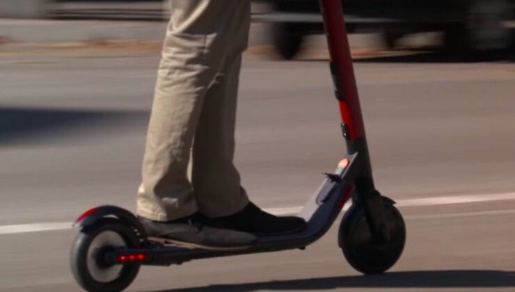 Elektrikli scooter’la köprüden geçti; ikincide yakalandı