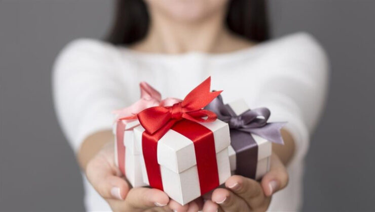 Yılbaşında eşlere armağan alınıyor; giysi ve aksesuarlar çok satıyor