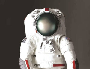 Ay’a birinci adım atacak bayan, Prada giyecek