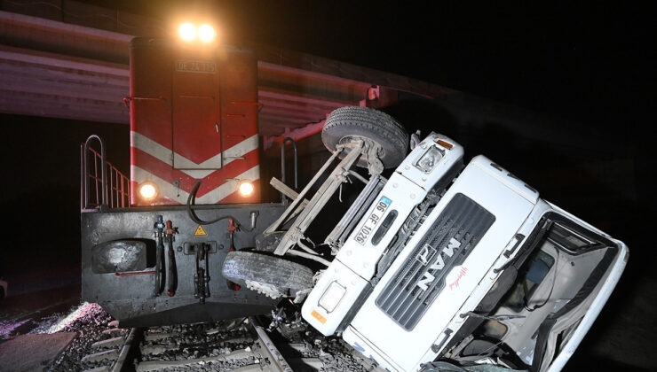 Edirne’de yolcu treni raylarda bırakılan beton pompası aracına çarptı