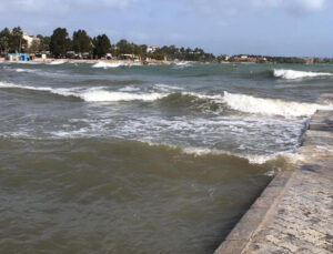 İzmir’de fırtına denizi taşırdı