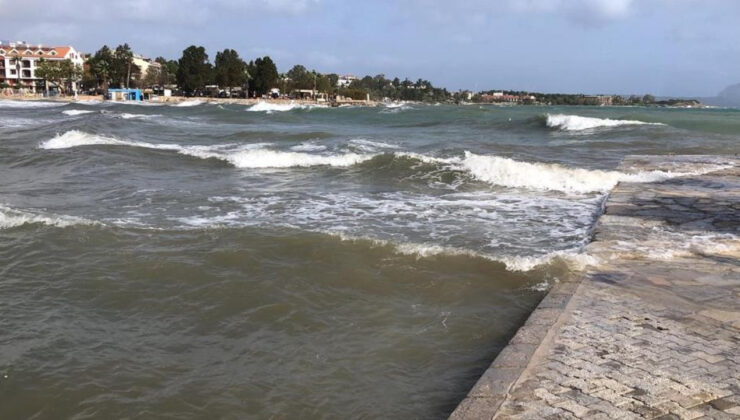 İzmir’de fırtına denizi taşırdı