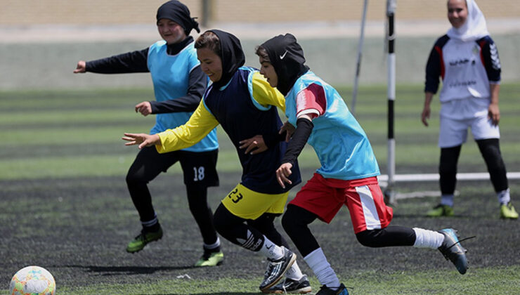İran’dan İranlı bayan futbolculara “Eve dönün” daveti
