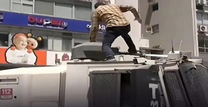 İzmir’de TOMA’ya ziyan veren okul müdür yardımcısı vazifeden uzaklaştırıldı